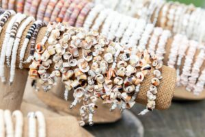 Les bijoux en coquillage, trésors artisanaux des plages françaises