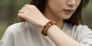 Bracelets en bois femme : comment rehausser ton style avec des pièces naturelles
